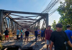 Gegerkan warga di jembatan cepu