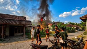 Bediang Maut di Desa Kutukan: Empat Rumah Kayu Jati Ludes Jadi Abu, Kerugian Tembus Ratusan Juta!